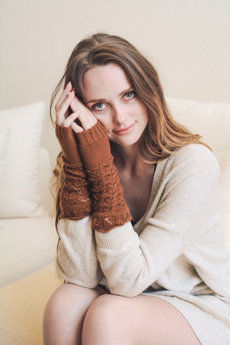 Texting-Friendly Arm Warmers – Trendy Winter Essentials ❄️📱