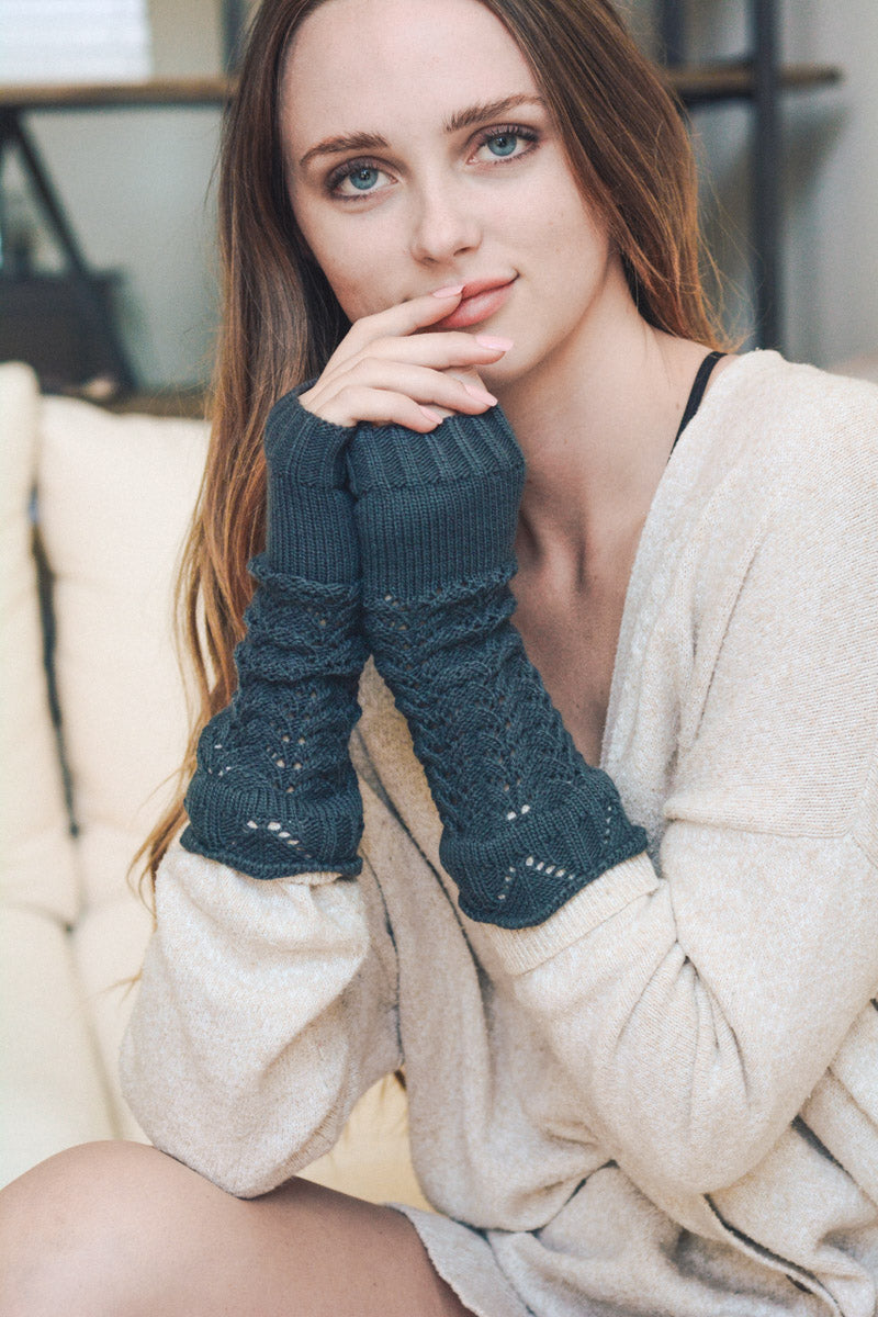 Texting-Friendly Arm Warmers – Trendy Winter Essentials ❄️📱