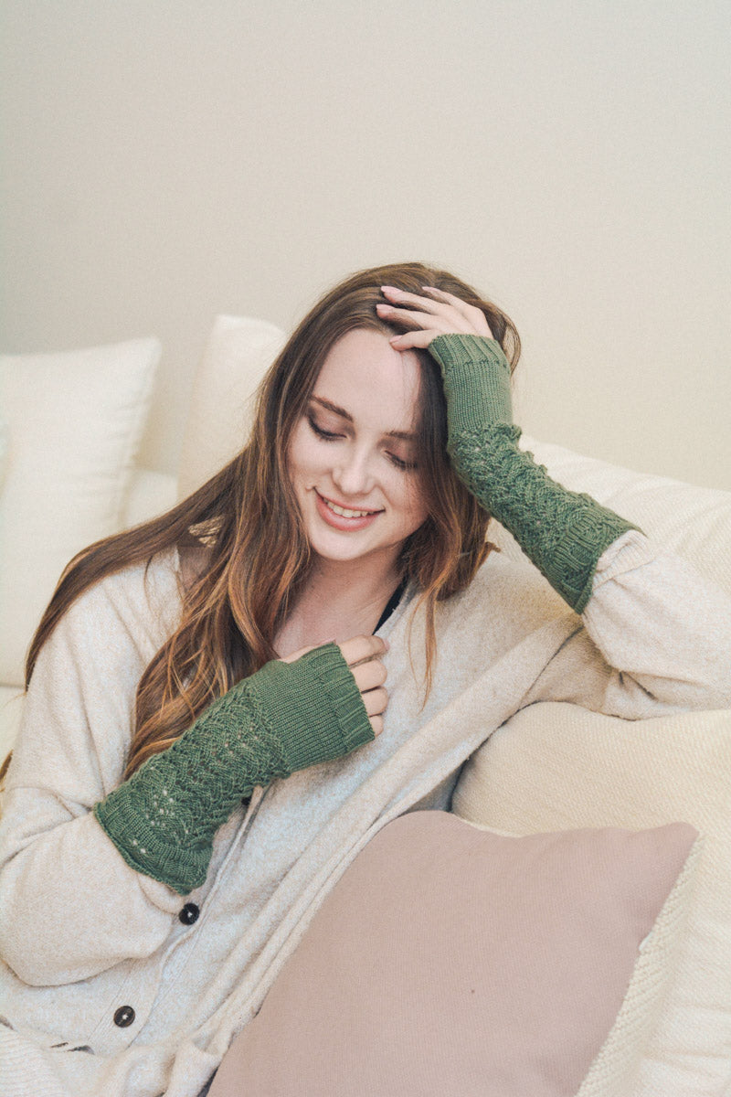 Texting-Friendly Arm Warmers – Trendy Winter Essentials ❄️📱