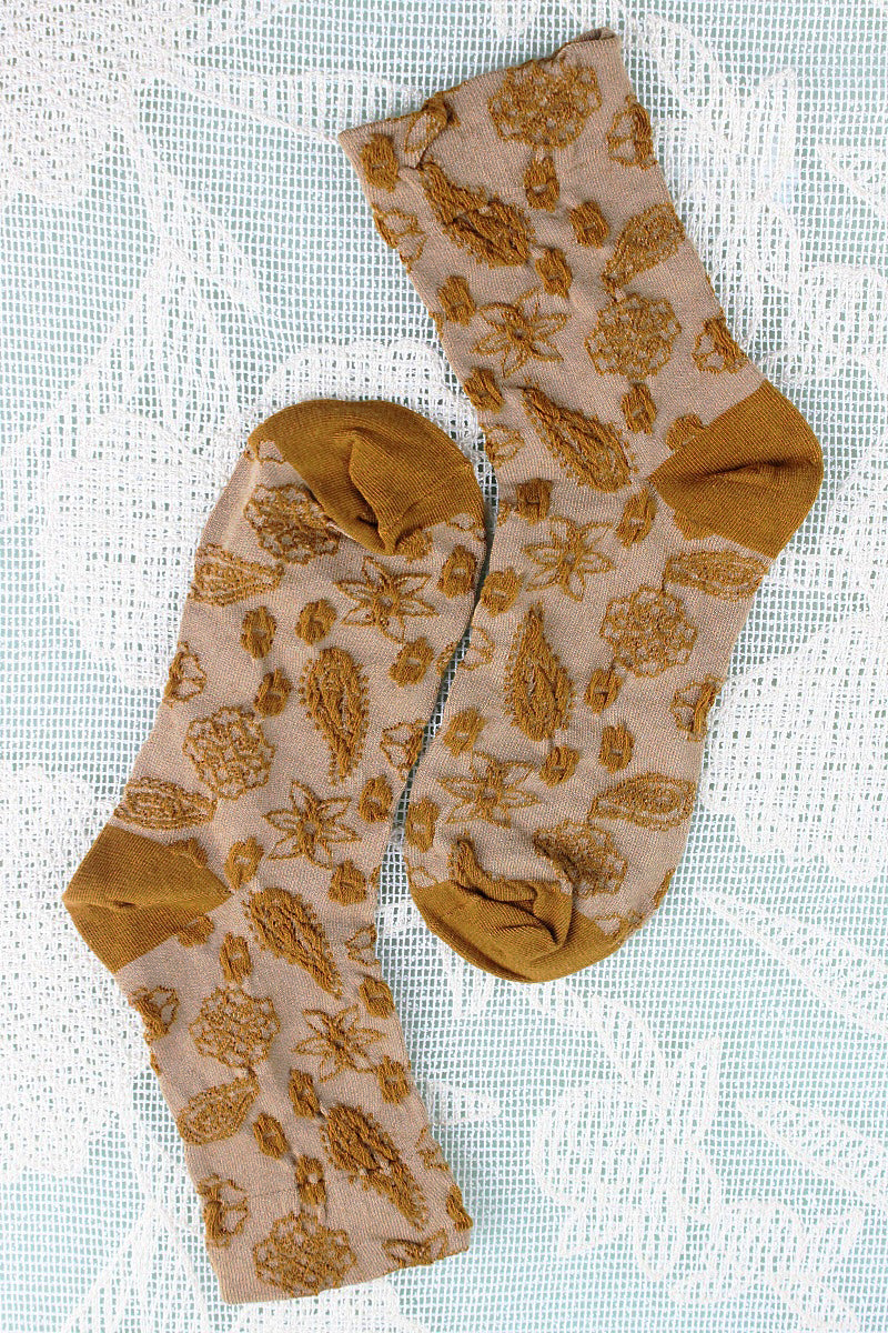 Cashew-Print Socks – Lightweight & Breathable Comfort 🌰🧦
